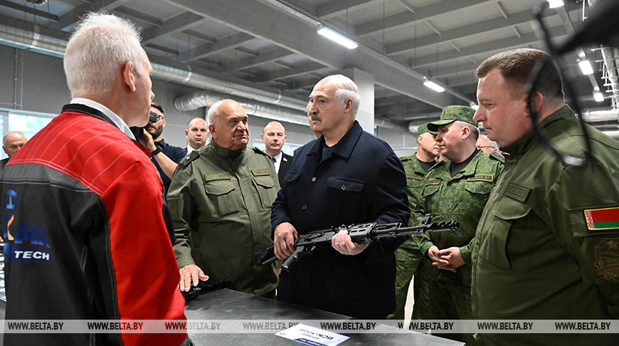 «Это основа любой армии». Лукашенко посетил уникальное отечественное производство стрелкового оружия