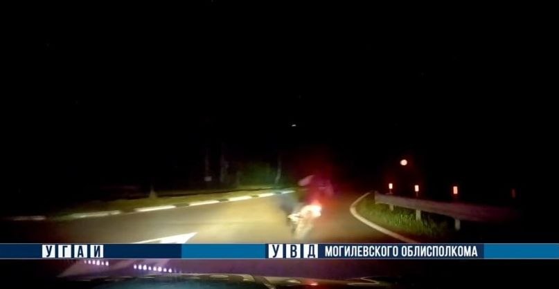 В Осиповичском районе бесправный мотоциклист пытался скрыться от сотрудников ГАИ