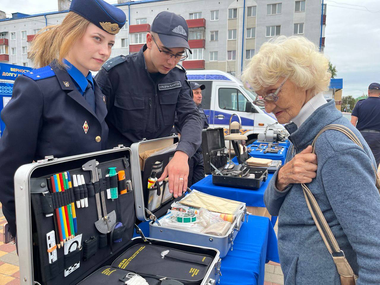 В пятницу на центральной площади города развернулась тематическаявыставка, приуроченная к 15-летию Следственного комитета Республики Беларусь