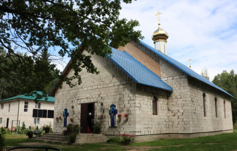 Наибольшее количество паломников, посещающих наш район, направляется в мужской монастырь в честь иконы Божией Матери «Живоносный источник», расположенный в урочище Проща, недалеко от деревни Кохоновка