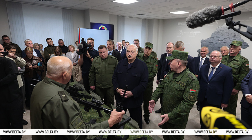 Лукашенко ознакомился с развитием в Беларуси производства боевого стрелкового оружия