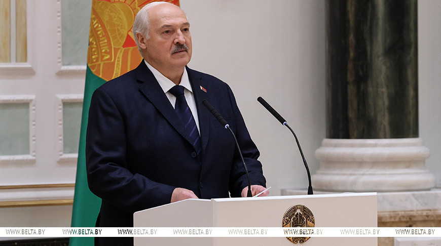 Лукашенко в преддверии Дня народного единства вручил госнаграды заслуженным представителям различных сфер