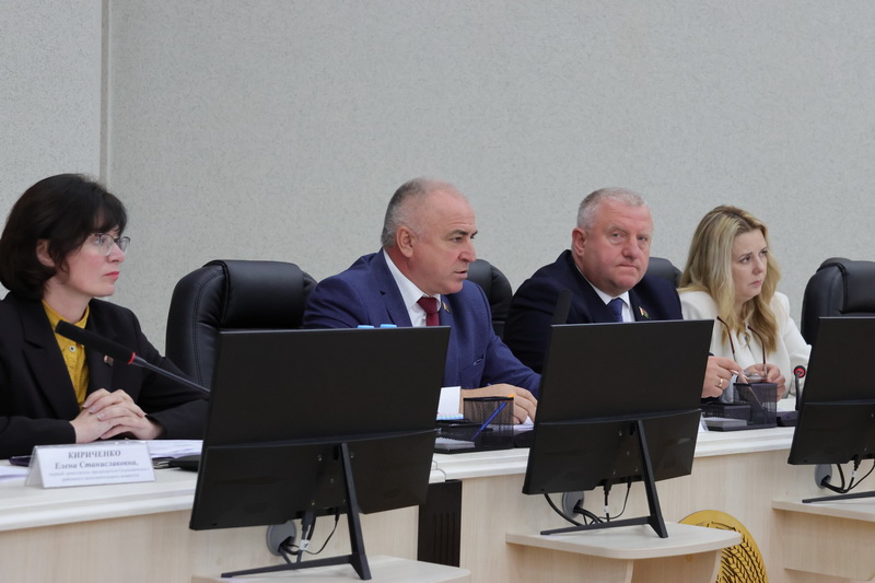 В райисполкоме прошла тридцать вторая сессия райсовета депутатов двадцать девятого созыва под руководством председателя райсовета Владимира Рыжанкова и с участием депутата Палаты представителей Национального собрания Республики Беларусь Олега Дьяченко.