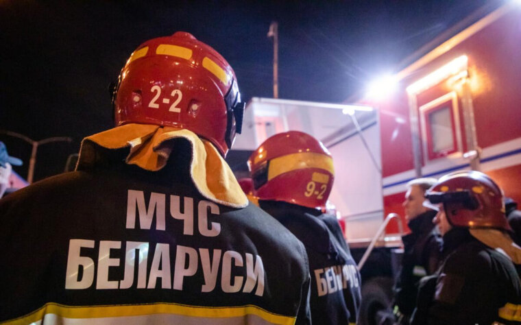 В субботу в 22.37 в Осиповичский РОЧС поступило сообщение от очевидцев о пожаре частного сарая на ул. Школьной в агрогородке Вязовница
