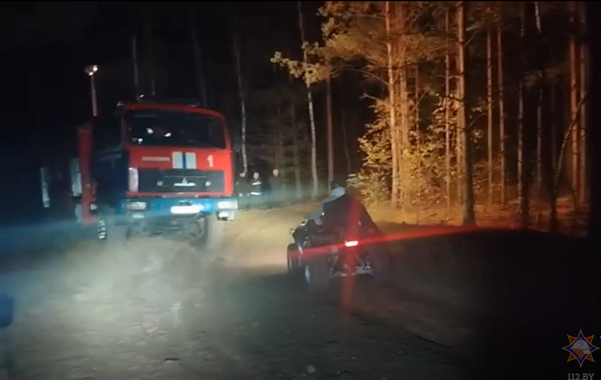 Смотреть видео: Спасатели помогли пенсионеру выйти из леса в Осиповичском районе